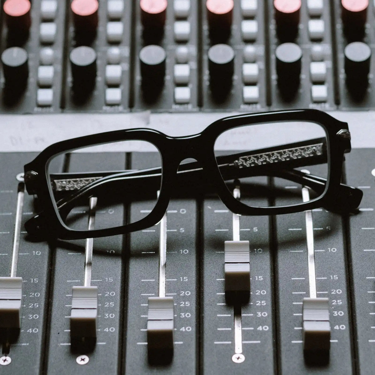 CALICO CREEK - BLACK + GLASSES